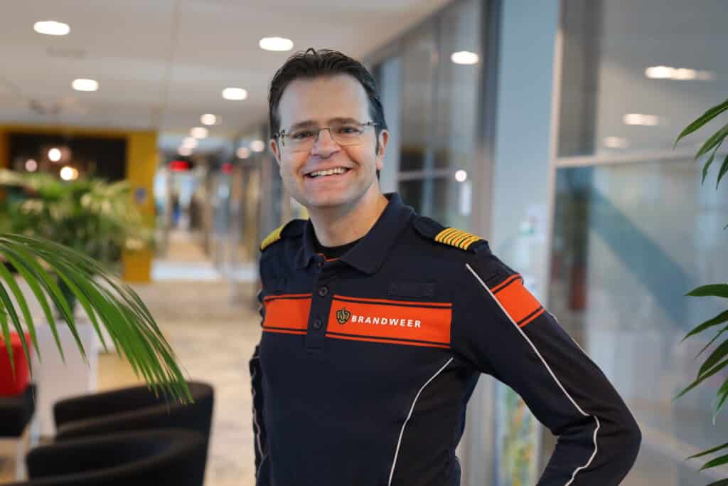 Een portretfoto van Marko Redelijkheid in brandweeruniform.